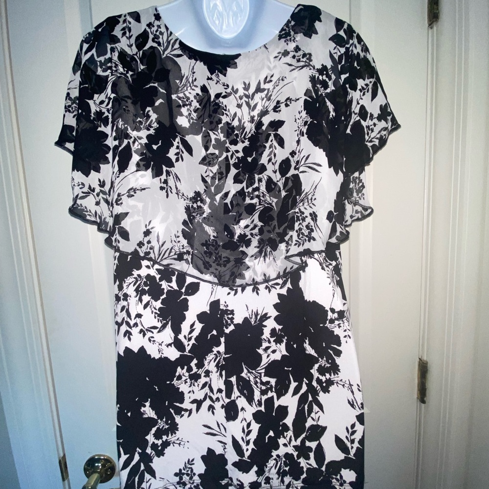 Chic Black and White Floral Blouse. NWT - Picture 5 of 8
